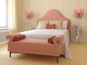 <b>1. Decora tu cuarto en tonos de rosado</b> <br> Las gamas de rosado ayudan a atraer el amor fácilmente y crean un ambiente romántico. No estoy hablando de poner un cojín de Barbie ni usar rosados estridentes, sino más bien los tonos malva y rosados pálidos. El rojo usado muy sutilmente puede ser sexy y es un color intenso que crea pasión y ayuda a atraer nuevos romances.