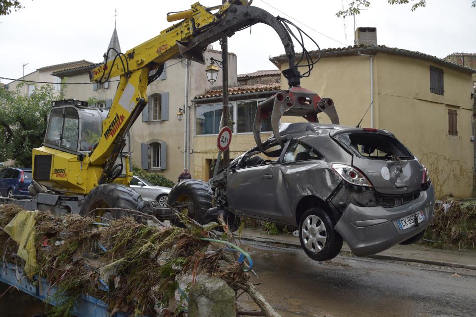 <p>A 13 heures, 6 000 foyers était privés d’électricité dans l’Aude et 2 000 dans l’Hérault selon Enedis. Des chiffres revus à la hausse dans l’après-midi (7000 et 3000) par le distributeur d’électricité. Quelque ” 200 salariés Enedis et des entreprises partenaires spécialisées sont mobilisés depuis les premières heures de la crise”, a assuré le gestionnaire du réseau.<br>(Crédit : AFP) </p>