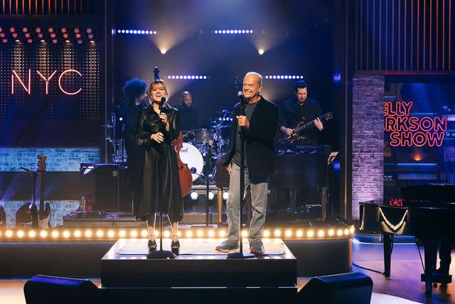 <p>Weiss Eubanks/NBCUniversal via Getty</p> Kelly Clarkson and Kelsey Grammer performing on 'The Kelly Clarkson Show.'