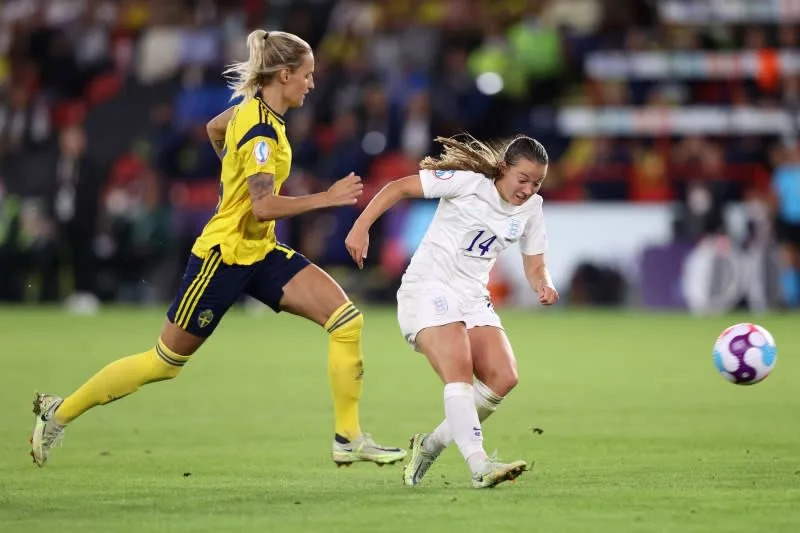 卻比（右）笠射為英格蘭埋齋。（圖：UEFA Women’s EURO 2022 Twitter）