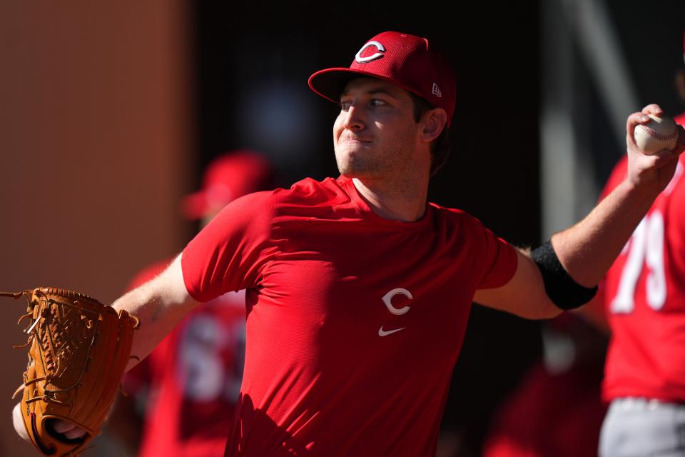 Cincinnati Reds starting pitcher Nick Lodolo (40) delivers a pitch in the bullpen during spring training workouts, Wednesday, Feb. 14, 2024, at the team’s spring training facility in Goodyear, Ariz.