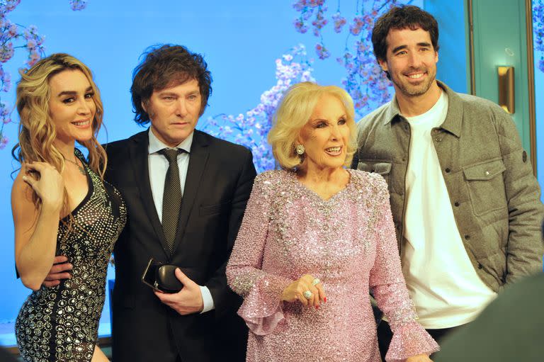 Fátima Florez, Javier Milei, Mirtha Legrand y Nacho Viale, sonrientes en la escenografía de La noche de Mirtha