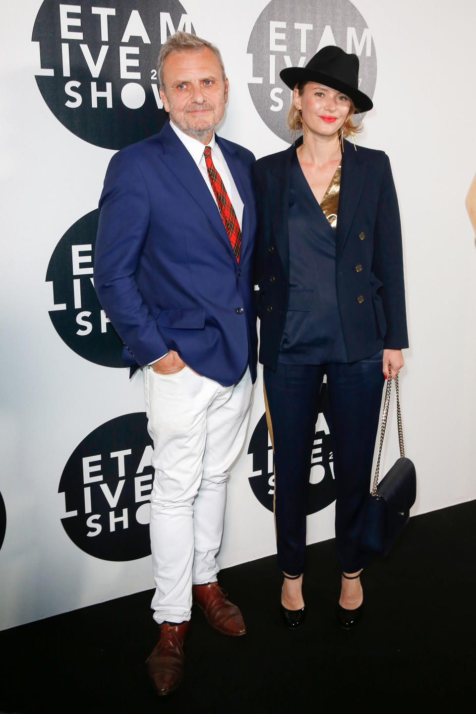 <p>Pour assister au défilé, le styliste Jean-Charles de Castelbajac accompagné de Pauline de Drouas. (Crédit : Getty Images) </p>