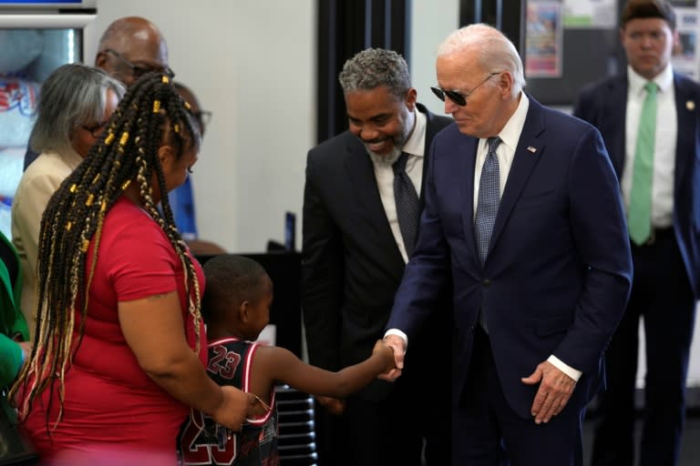 El presidente de Estados Unidos, Joe Biden (drcha.), saluda a un niño en una tienda de Las Vegas el 16 de julio de 2024 (Kent Nishimura)