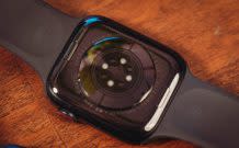 Au dos de l'Apple Watch Series 8, il y a désormais un thermomètre. // Source : Louise Audry / Numerama