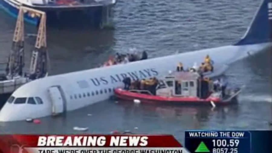 El vuelo 1549 de US Airways en el Río Hudson tras chocar contra una bandada de gansos en 2009