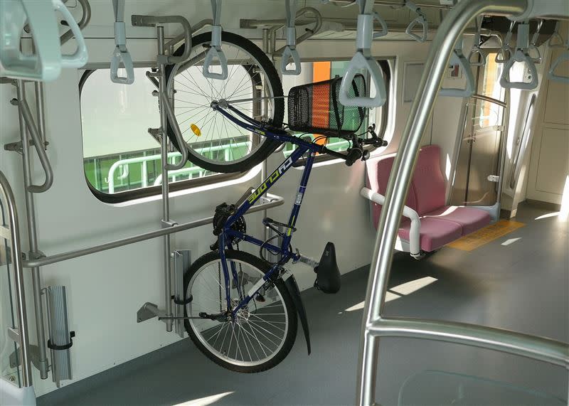 EMU900型電聯車車廂增加腳踏車放置空間。（圖／台鐵局提供）