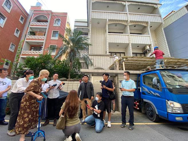 柯文哲老家遭人檢舉違建，柯媽（左二）決定不等了，16日上午9時自行雇工拆除包括5樓鐵皮屋與1樓庭院的採光罩。（陳育賢攝）