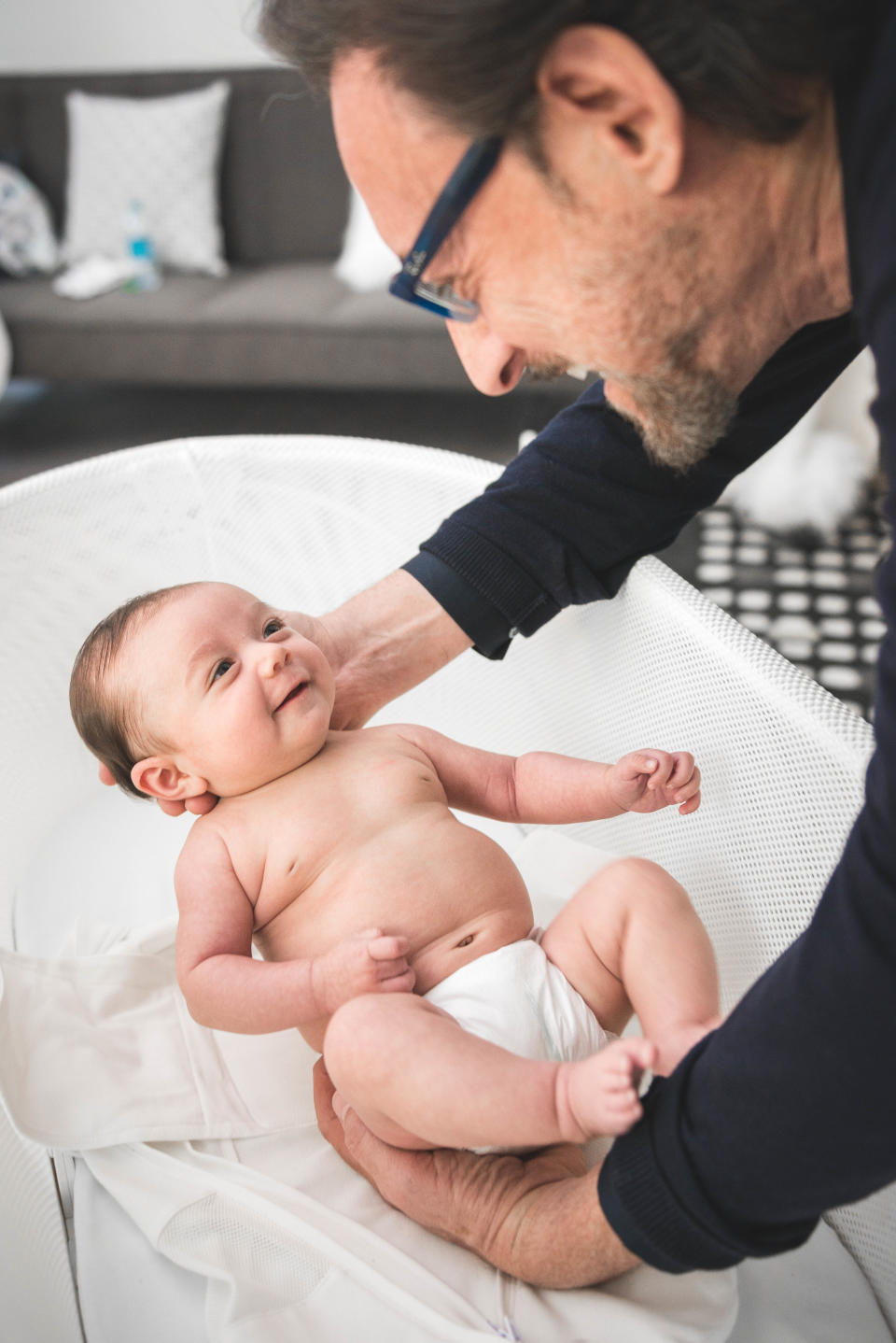 Dr Harvey Karp and a baby in a bassinet