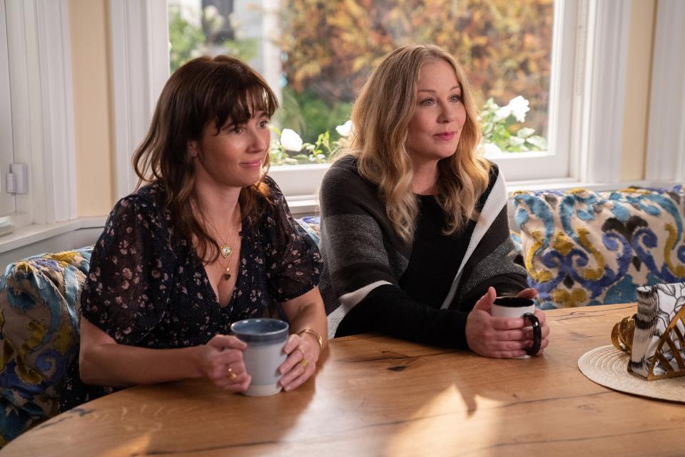 Linda Cardellini and Christina Applegate sit at a table