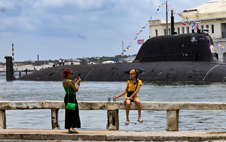 Cubanos se sacan fotos frente al submarino de propulsión nuclear ruso  Kazán, en La Habana. (YAMIL LAGE / AFP)