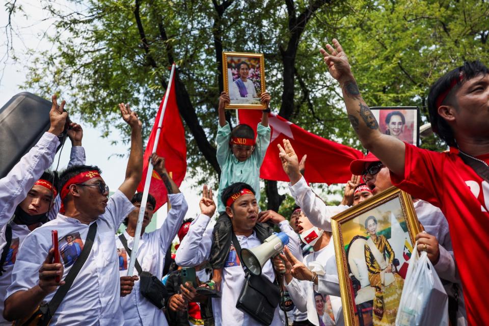 2024年2月1日，泰國曼谷聯合國辦事處外，緬甸示威者抗議政變3週年，並舉起被囚禁的民選領袖翁山蘇姬的畫像。路透社