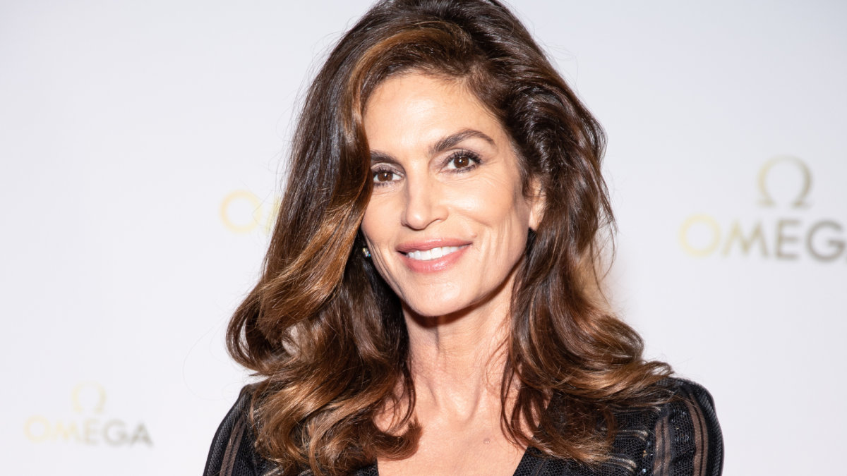 Cindy Crawford’s go-to blush is this 2-in-1 Charlotte Tilbury crowd-pleaser