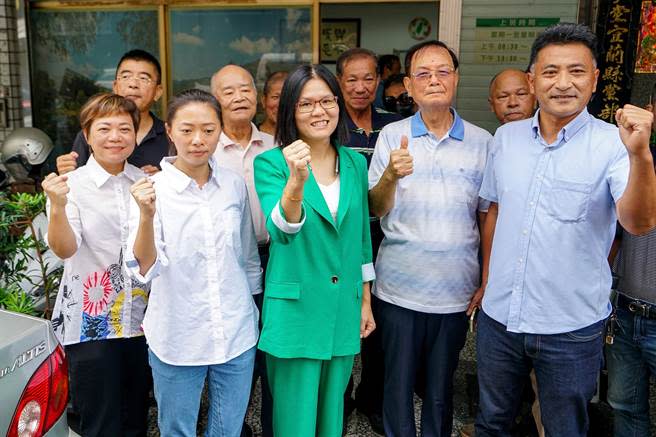 旅英企業楷模蔡惠玉（前排左三）今天在眾人的支持下，申請加入民進黨，盼能獲得黨中央提名參選立委。（李忠一攝）