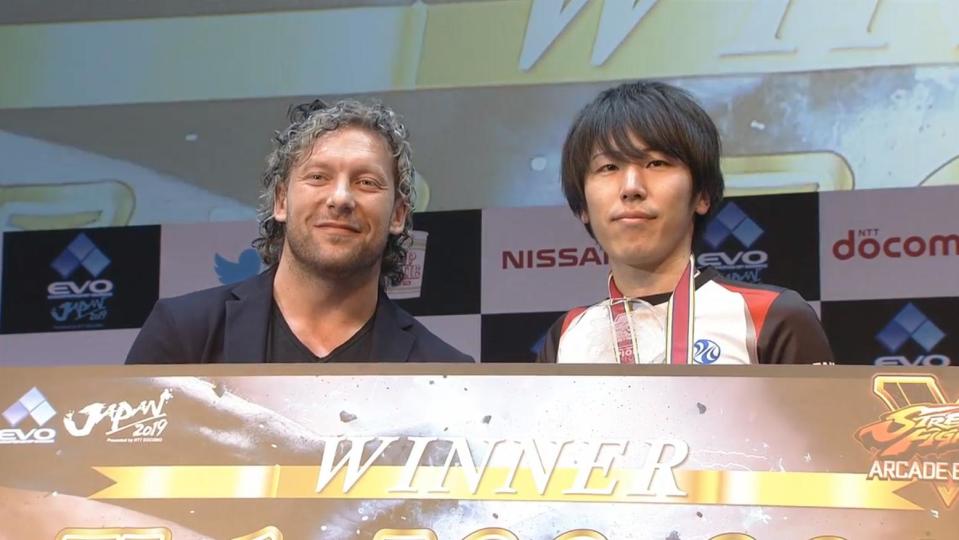 Momochi takes his prize. (Photo: EVO Japan 2019 screenshot)
