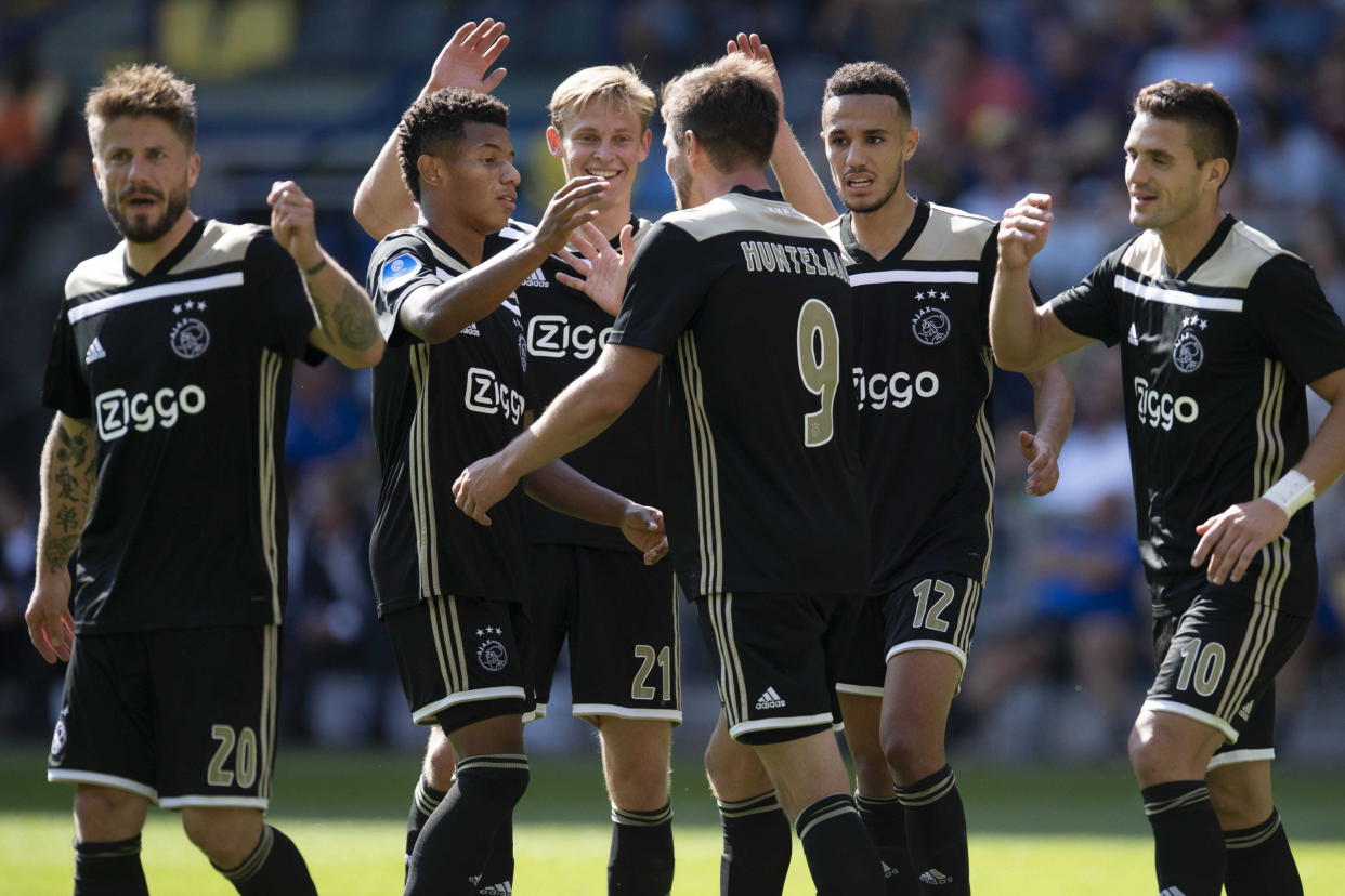 Klaas Jan Huntelaar celebra con sus compañeros tras marcar el 0-4 contra el Vitesse Arnhem en la cuarta jornada de la presente edición de la Eredivisie. (Foto: EFE/EPA/OLAF KRAAK)