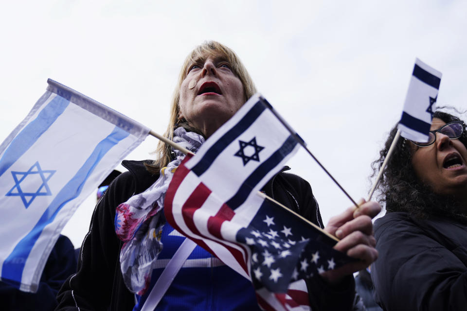 Una manifestante sostiene banderas de Israel y Estados Unidos en un acto de solidaridad con Israel en Glencoe, Illinois, Estados Unidos, el martes 10 de octubre de 2023. (AP Foto/Nam Y. Huh, Archivo)