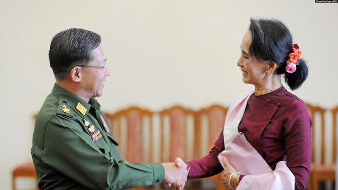 Panglima militer Myanmar Jenderal Min Aung Hlaing (kiri) dan pemimpin partai Liga Nasional untuk Demokrasi (NLD) Aung San Suu Kyi (kanan) berjabat tangan setelah pertemuan mereka, 2 Desember 2015. (Foto: AFP/Phyo Hein Kyaw)