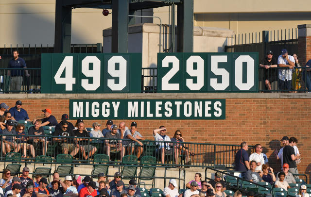 MLB auctioning Field of Dreams gear to support Dubuque cancer center