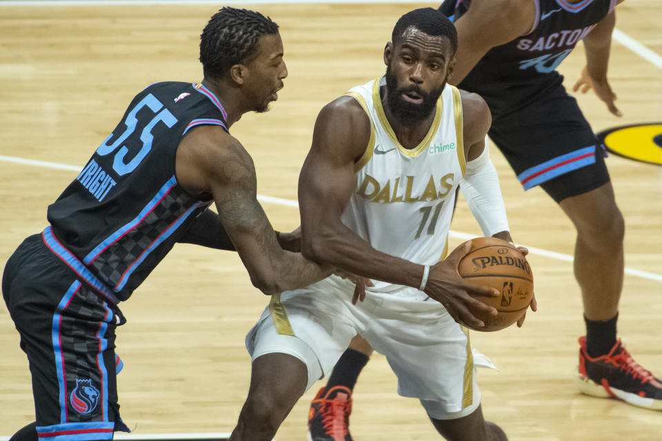 Sacramento Kings guard Delon Wright (55) guards Dallas Mavericks forward Tim Hardaway Jr., (11) during the first quarter of an NBA basketball game in Sacramento, Calif., Monday, April 26, 2021. (AP Photo/Randall Benton)