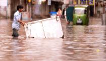 <p>Die pakistanische Provinz Rawalpandi leidet aktuell unter dem Monsun. Einwohner müssen nun ihre Wohnungen und Unterkünfte wieder in Stand setzen.(Bild: dpa, Muhammad Reza / Anadolu Agency) </p>