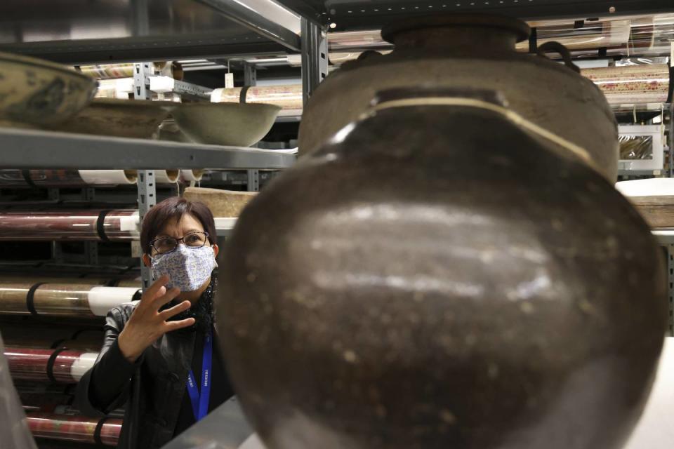 Lani Chan discusses traditional Filipino large pots and pans at the Field Museum on Oct. 13, 2022. (Michael Blackshire / Chicago Tribune)