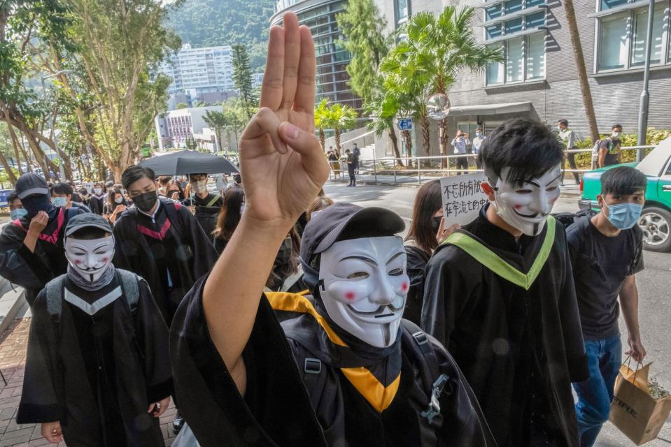 2020年畢業禮改為網上廣播，但有過百人在校內遊行及拉起橫額。(Photo by Isaac Wong/SOPA Images/LightRocket via Getty Images)
