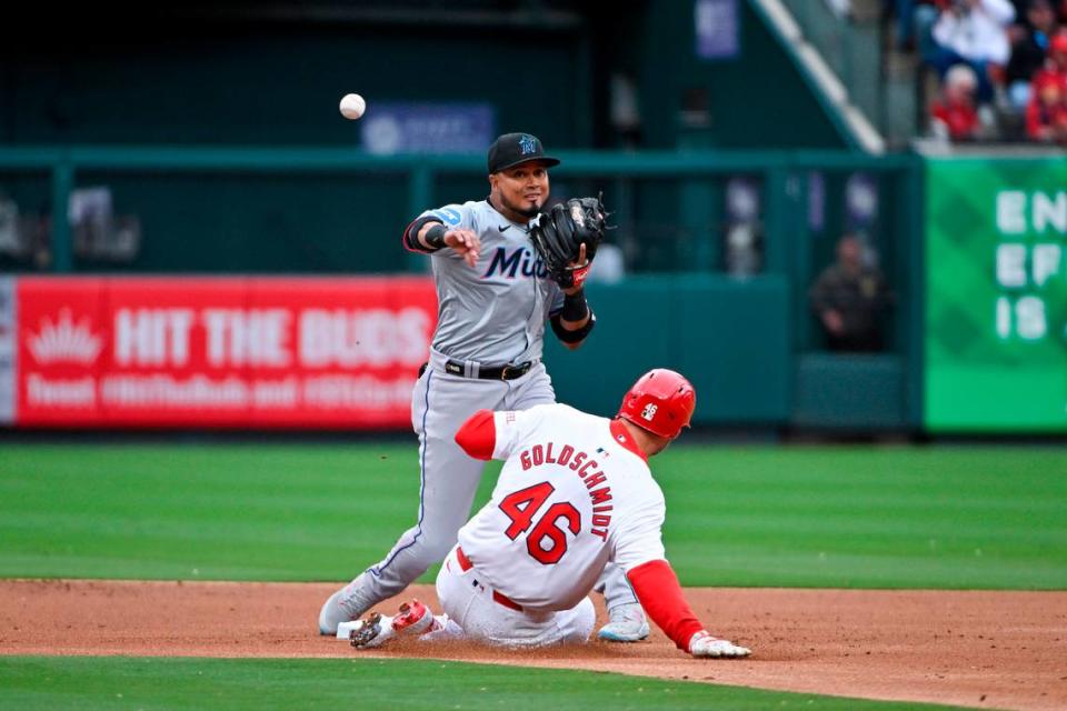 El segunda base de los Marlins Luis Arráez tira a primera base en una jugada de doble matanza, en el primer inning del partido celebrado el 4 de abril de 2024 en San Luis.