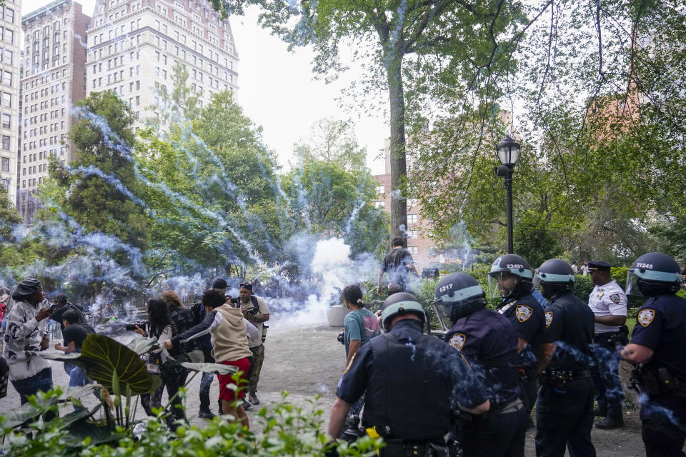 Policías detonan una bomba de humo para dispersar a una multitud, el viernes 4 de agosto de 2023, en Union Square, Nueva York. (AP Foto/Mary Altaffer)