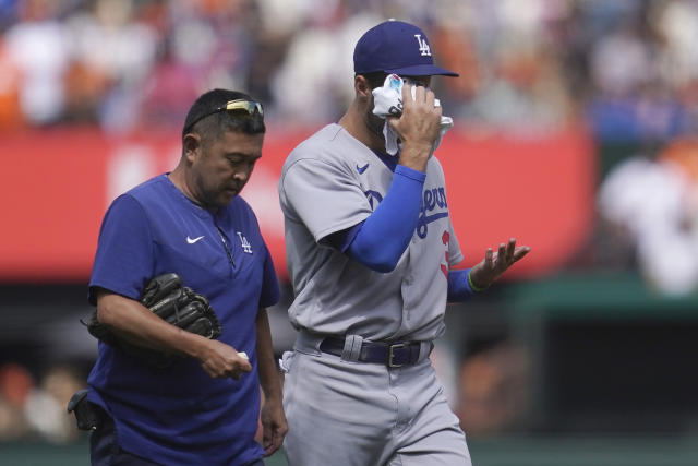 Giants routed the slumping Los Angeles Dodgers 15-0