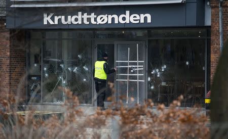 Investigative personnel work at the scene of a cafe shooting in Oesterbro, in Copenhagen, February 15, 2015. REUTERS/Hannibal Hanschke