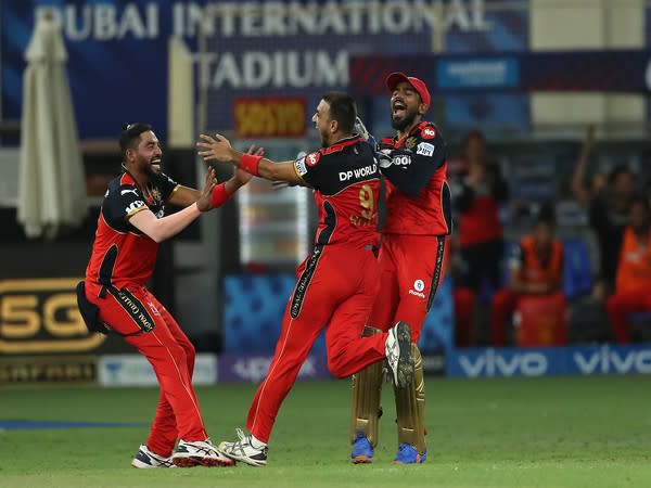 Harshal Patel with RCB players (Photo: Twitter/IPL)