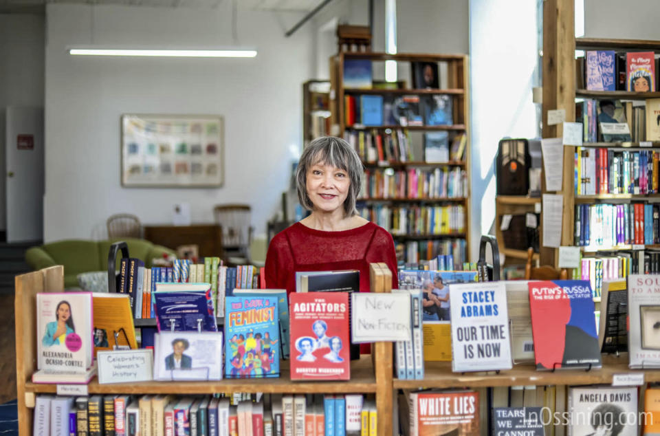 Amy Hall, propietaria de la librería independiente Hudson Valley Books for Humanity en Ossining, Nueva York, en una imagen difundida por InOssining.com. (Ana Cabreira/InOssining.com vía AP)