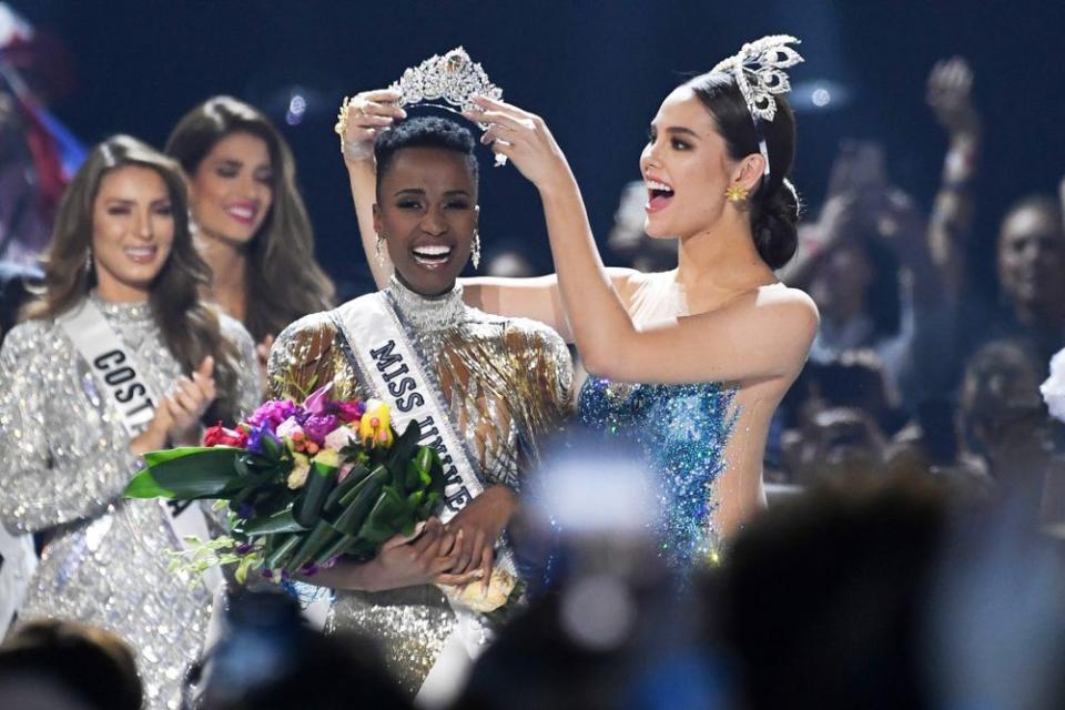 Miss Universe 2018 Philippines' Catriona Gray (R) crowns the new Miss Universe 2019 South Africa's Zozibini Tunzi | Valerie Macon/AFP/Getty