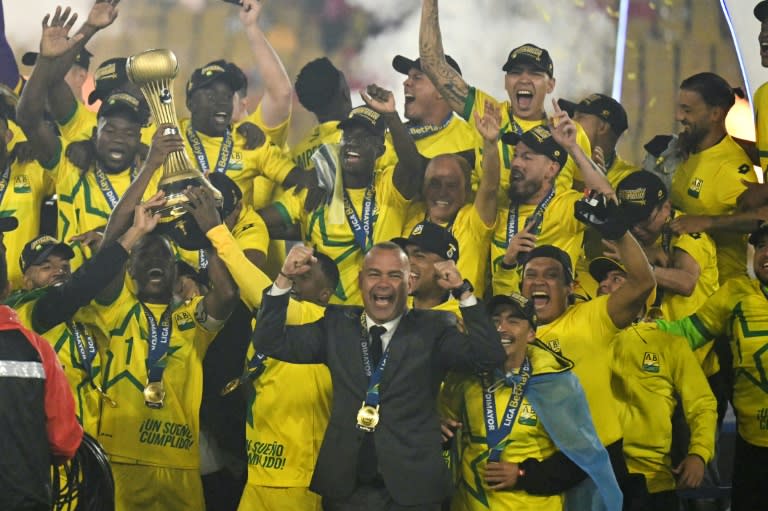 El entrenador venezolano Rafael Dudamel celebra la obtención del primer título de campeón del fútbol colombiano de su equipo el Atlético Bucaramanga, en final ante Santa Fe en Bogotá el 15 de junio de 2024 (Luis ACOSTA)