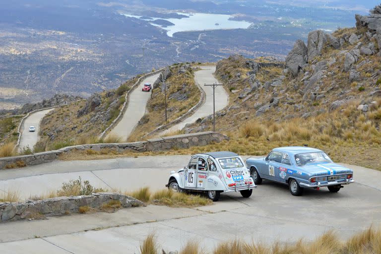 Un Citroën, un Torino y la belleza de los paisajes son protagonistas típicos del Gran Premio Histórico en las rutas argentinas.