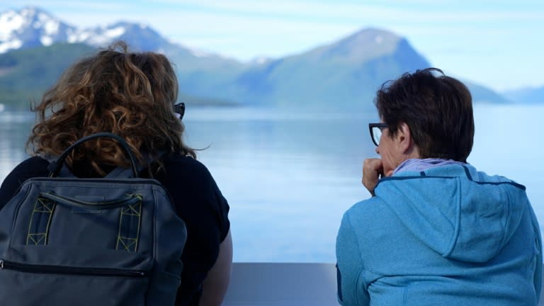 Des touristes admirent le paysage à bord d'u ferry à Margerholm, en Norvège, le 27 juin 2024 (Olivier FENIET)