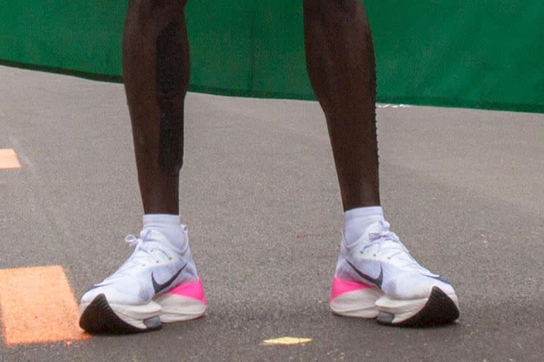 Eliud Kipchoge de Kenia usa el prototipo de zapatillas Nike AlphaFly mientras está de pie después de su intento de romper la mítica barrera de las dos horas para el maratón el 12 de octubre de 2019 en Viena.