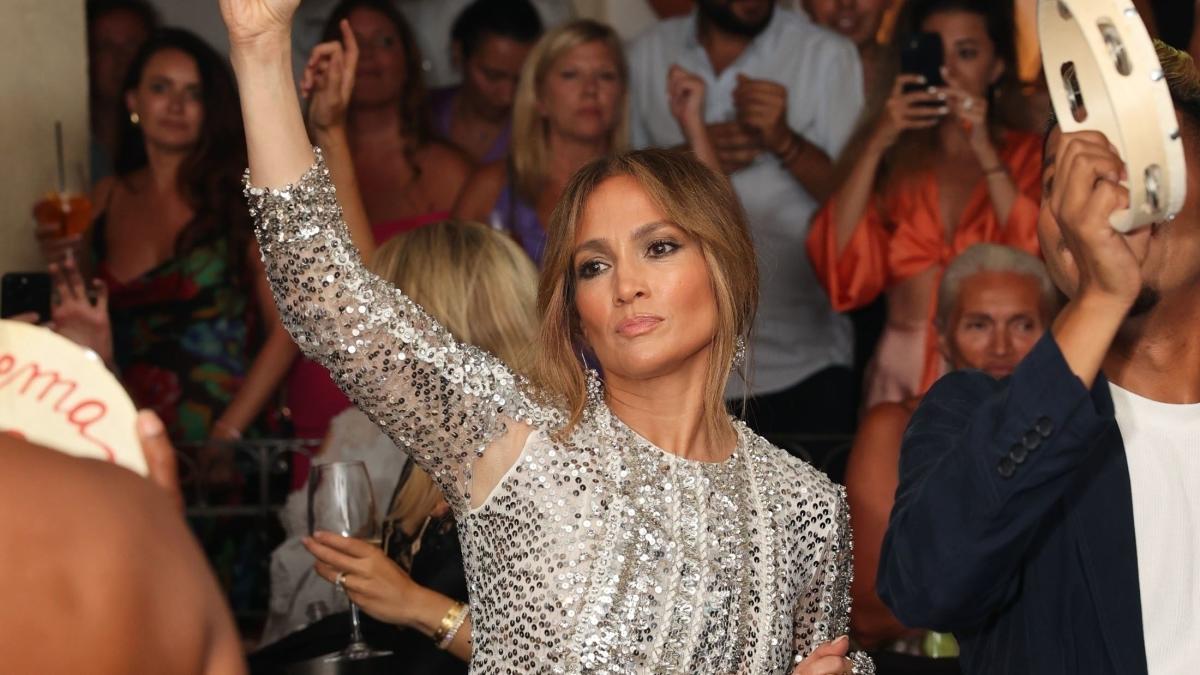 Jennifer Lopez shows off 'makeup-free glow' in Instagram tutorial