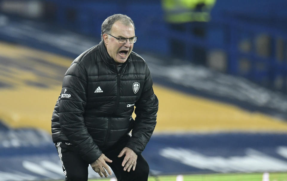 El argentino Marcelo Bielsa, técnico del Leeds United, da indicaciones a sus jugadores durante el encuentro del sábado 28 de noviembre de 2020 ante el Everton en Liverpool (Peter Powell/Pool Via AP)