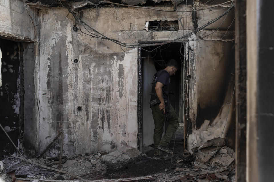 Miembros de la prensa internacional se reúnen en una colina de Sederot, Israel, que tiene vista a la Franja de Gaza, la mañana del sábado 28 de octubre de 2023. (Tamir Kalifa/The New York Times)
