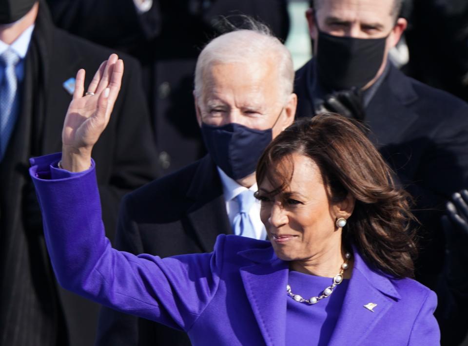 Kamala Harris und Joe Biden bei der Amtseinführung (Bild: Reuters/Kevin Lamarque)