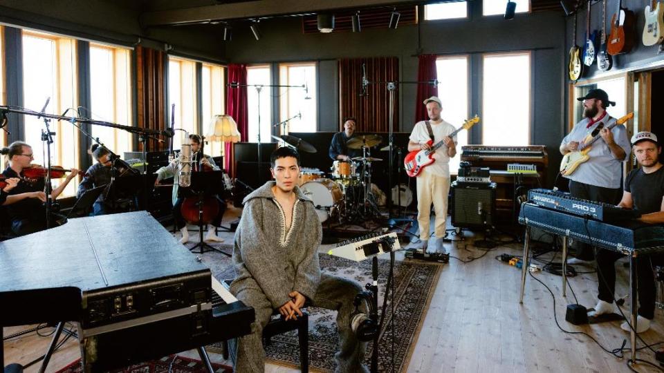 老蕭選在挪威錄音室拍攝MV，以空間中的Live Session形式呈現。（圖／華納音樂提供）