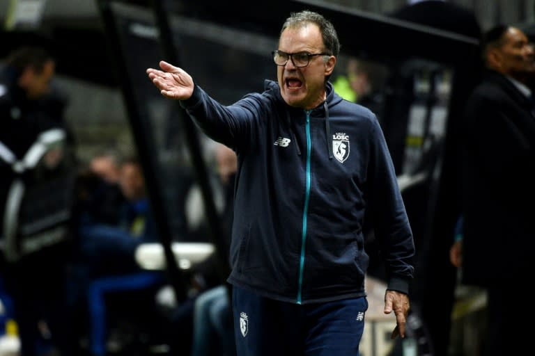 Lille's head coach Marcelo Bielsa shouts during the French L1 football match against Amiens