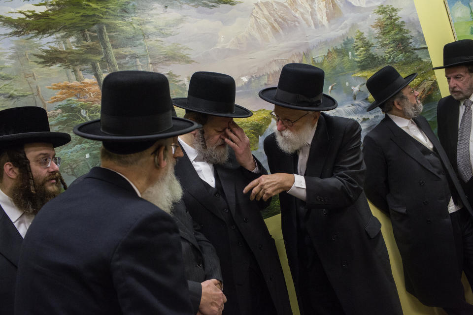 Satmar Orthodox community leaders attend a news conference Thursday with New York City Mayor Bill de Blasio to denounce the attack in Jersey City, New Jersey. (Photo: Andrew Lichtenstein via Getty Images)