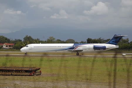 An aircraft carrying deportees from the U.S. taxis down the runway at the international airport in San Pedro Sula, northern Honduras July 14, 2014. REUTERS/Jorge Cabrera