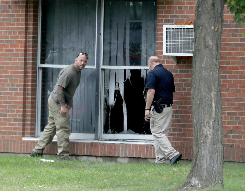 <p>Law enforcement officials investigate an explosion at the Dar Al-Farooq Islamic Center in Bloomington, Minn., on Saturday, Aug. 5, 2017. (Photo: David Joles/Star Tribune via AP) </p>