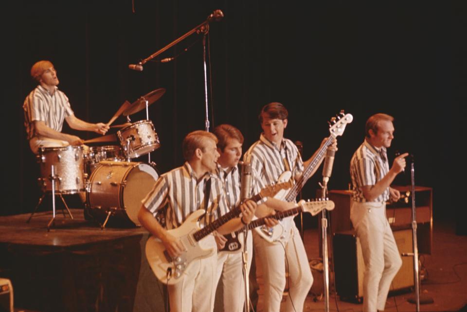 CALIFORNIA - CIRCA 1964:  Rock and roll band "The Beach Boys" perform onstage in circa 1964 in California. (L-R) Dennis Wilson, Al Jardine, Carl Wilson, Brian Wilson, Mike Love.  (Photo by Michael Ochs Archives/Getty Images)