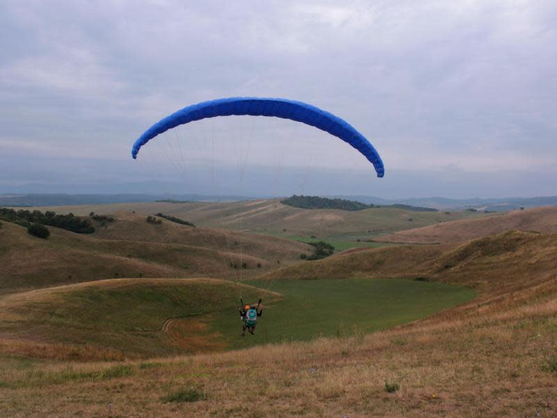 Zu schnell kommt der Boden näher: Flug vom Übungshügel mit Tibor Farkas. Foto: László Nagy