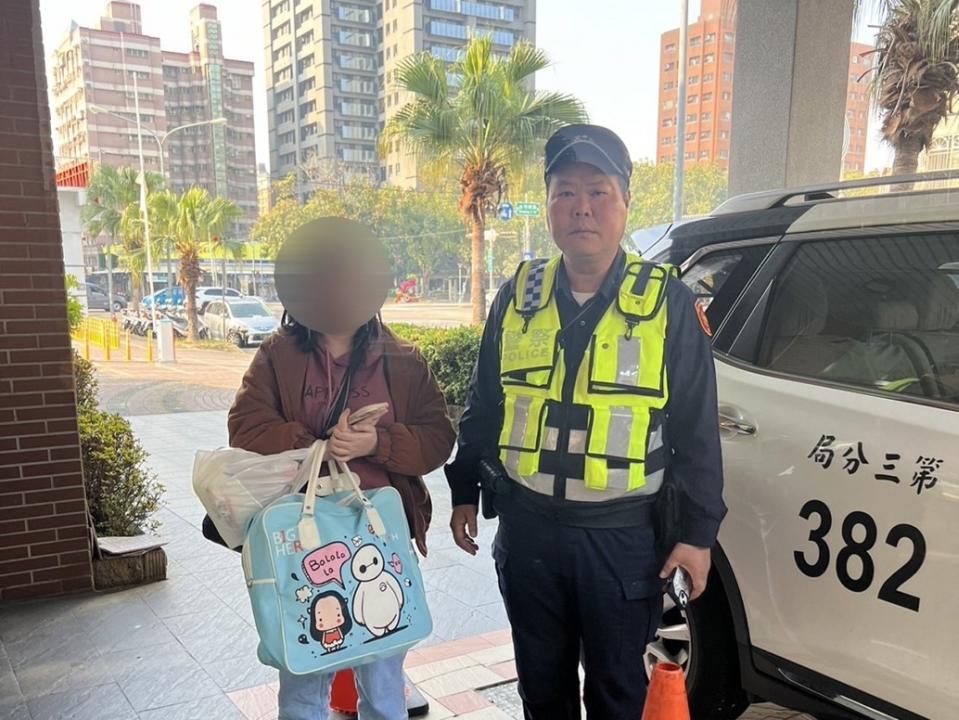 ▲暖心員警集資旅費協助妙齡女揮別NG網友見面會。